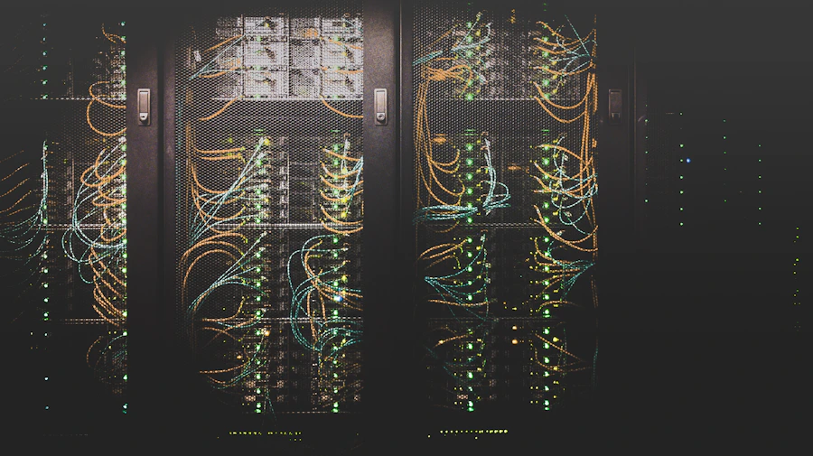 Corredor de data center com racks de servidores e cabeamento organizado, iluminação azulada